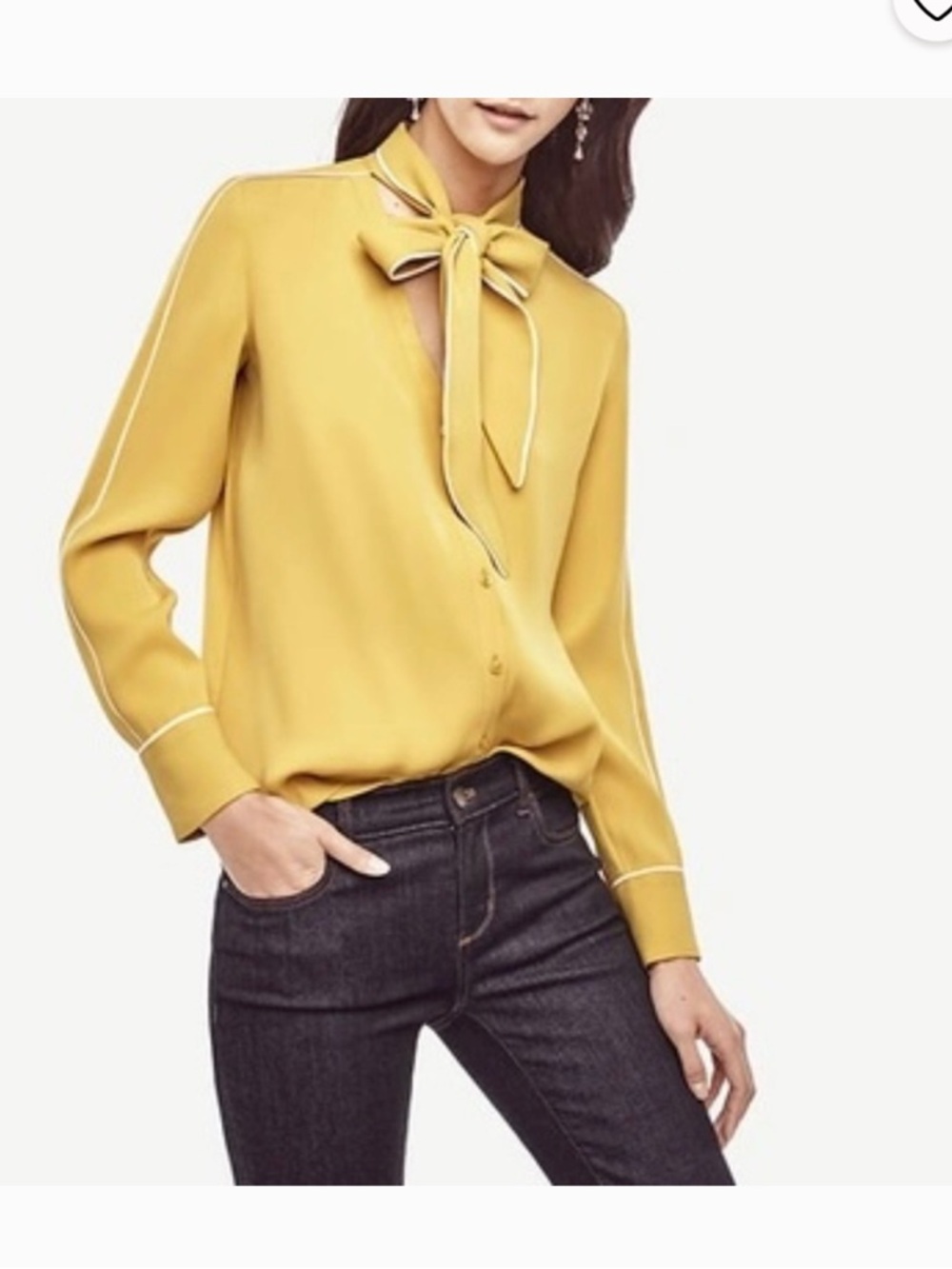 Ann Taylor Women’s Yellow Tie-Neck Blouse with Contrast Piping. Size XS
SKU 627